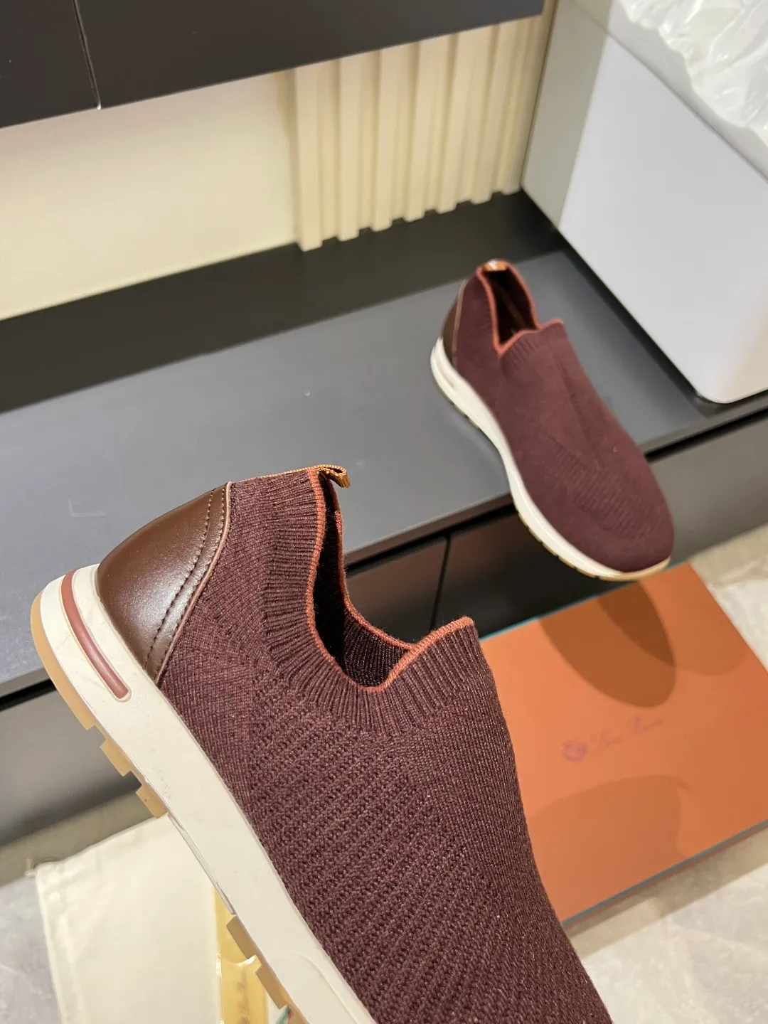 Men's Men's Shoes 💰p380 Loro Men's Shoes 💰piana/Noyo Piana 360 L Men's Shoes 💰p Flexy Walk Men's Sports Shoes These sports shoes are made of knitted wool uppers, and the heel is wrapped in smooth calf leather. Merino sheep are selected from Australia and New Zealand. The upper is machine-woven like a sweater, and then equipped with a white rubber outsole and a Kummel-colored sole. It is both beautiful and non-slip. The fabric is 100% cashmere and the insole is calf leather. It is super comfortable on the feet! Comes with full original packaging! Multiple colors available! Size: 38-44 (45 customized)
